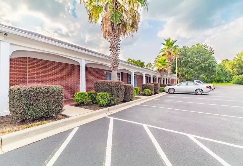 ホテル Winton Inn & Suites