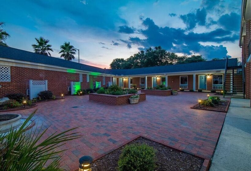 ホテル Winton Inn & Suites