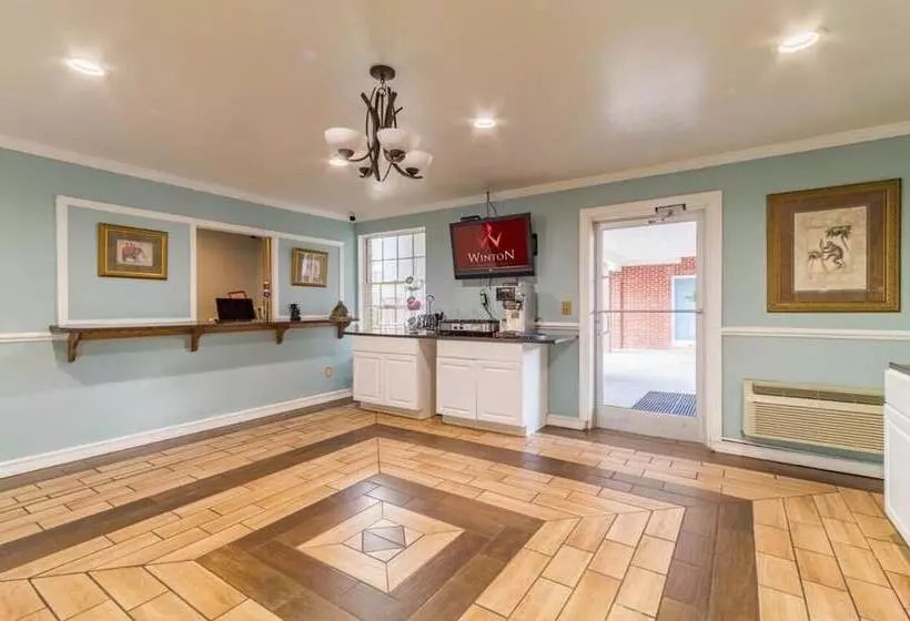 ホテル Winton Inn & Suites