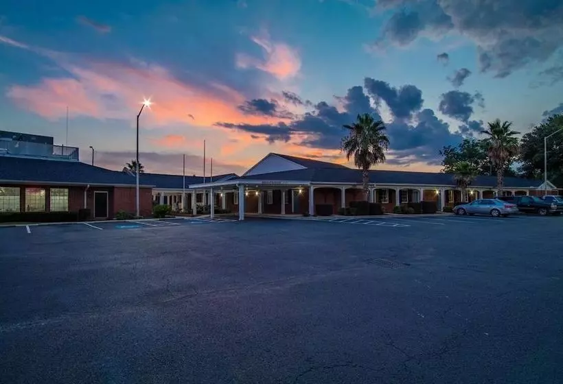 ホテル Winton Inn & Suites