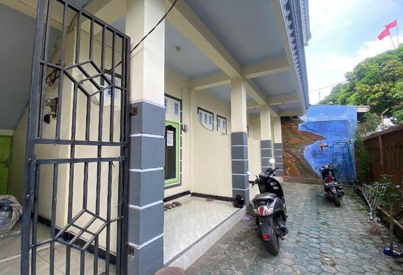 ホテル Oyo Life 93401 Kos Putri Alamanda Syariah