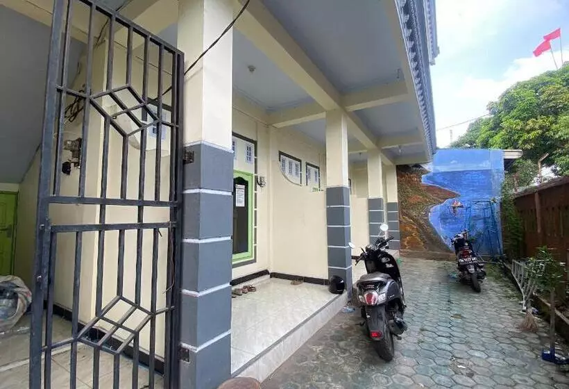 ホテル Oyo Life 93401 Kos Putri Alamanda Syariah