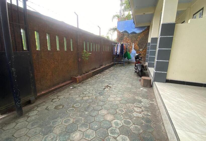 ホテル Oyo Life 93401 Kos Putri Alamanda Syariah