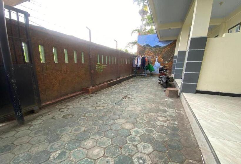 ホテル Oyo Life 93401 Kos Putri Alamanda Syariah