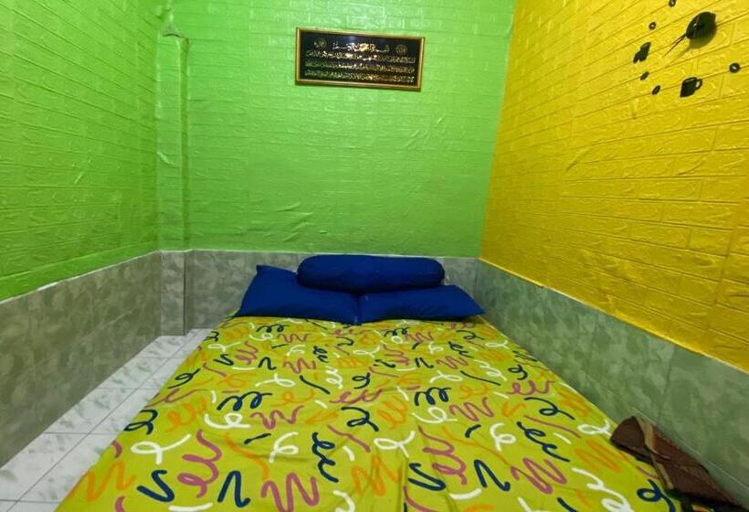 ホテル Oyo Life 93401 Kos Putri Alamanda Syariah