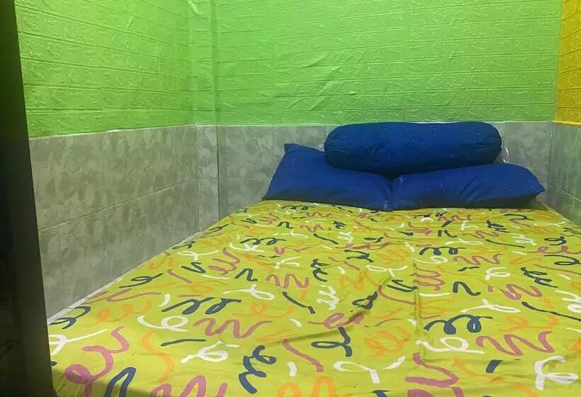 ホテル Oyo Life 93401 Kos Putri Alamanda Syariah