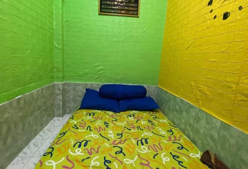 ホテル Oyo Life 93401 Kos Putri Alamanda Syariah