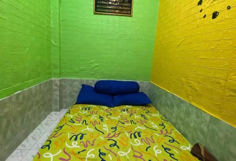 ホテル Oyo Life 93401 Kos Putri Alamanda Syariah