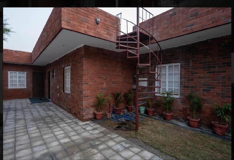 בית מלון כפרי Luxury Room In Noida Sector 132