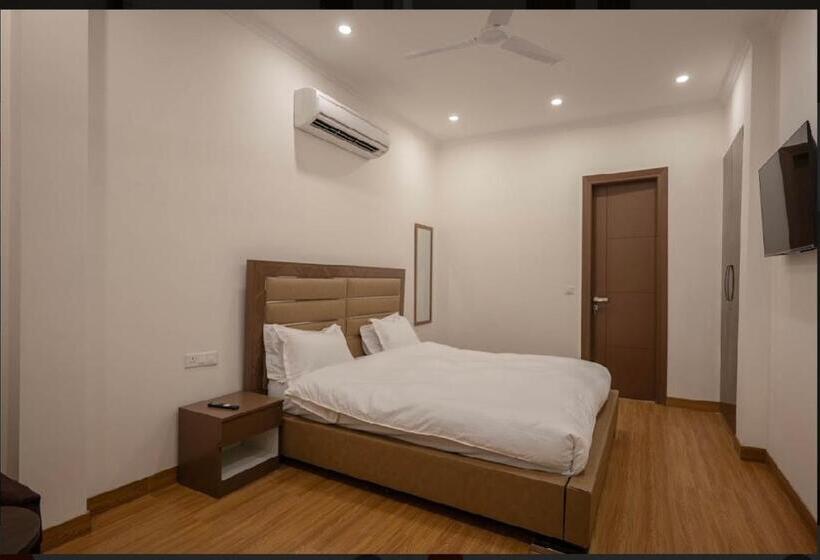 בית מלון כפרי Luxury Room In Noida Sector 132