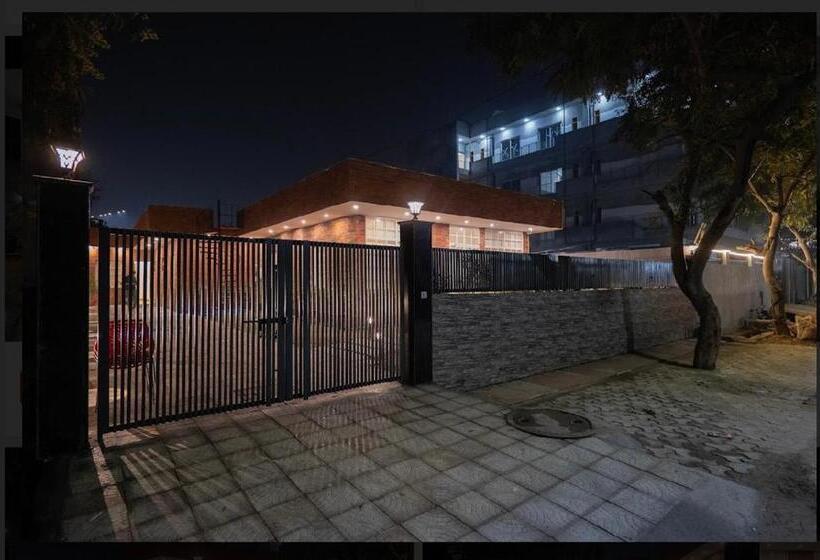 בית מלון כפרי Luxury Room In Noida Sector 132