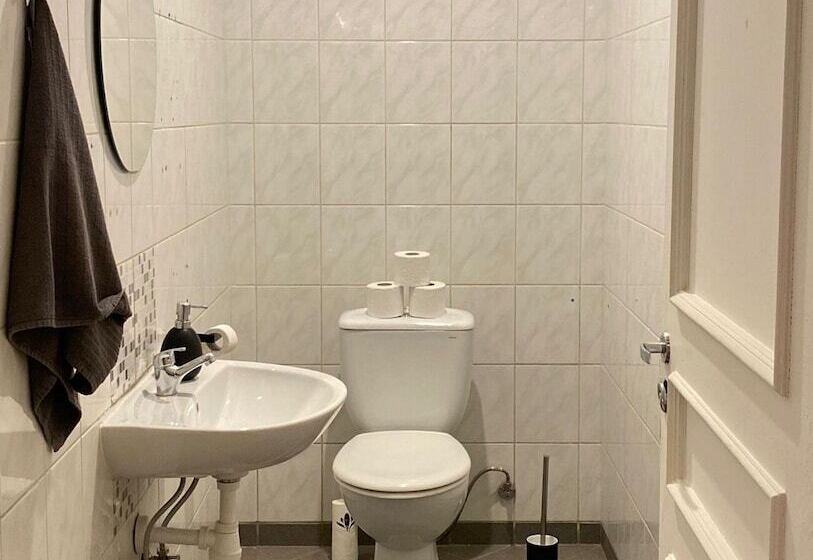 Lighthouse Hostel & Rooms