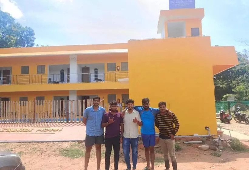 De Capital Hotel With Swimming Pool