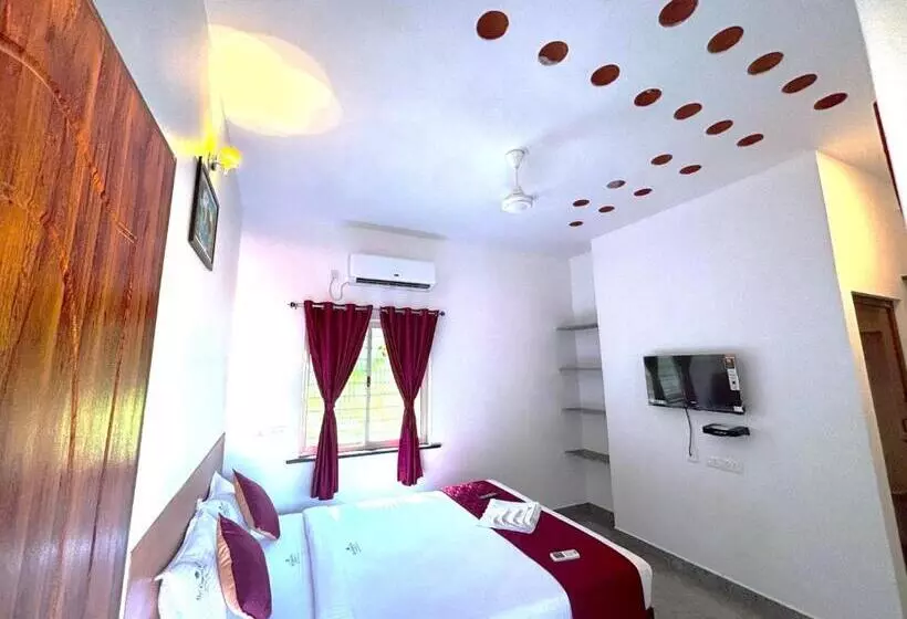 De Capital Hotel With Swimming Pool