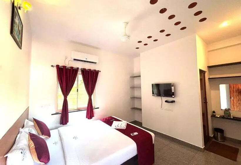 De Capital Hotel With Swimming Pool