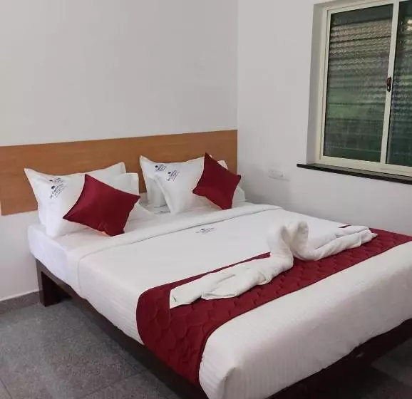 De Capital Hotel With Swimming Pool