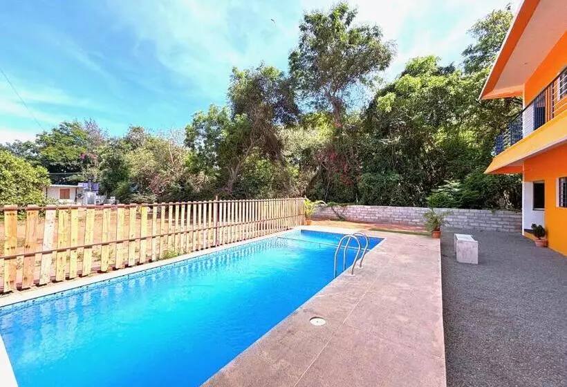 De Capital Hotel With Swimming Pool