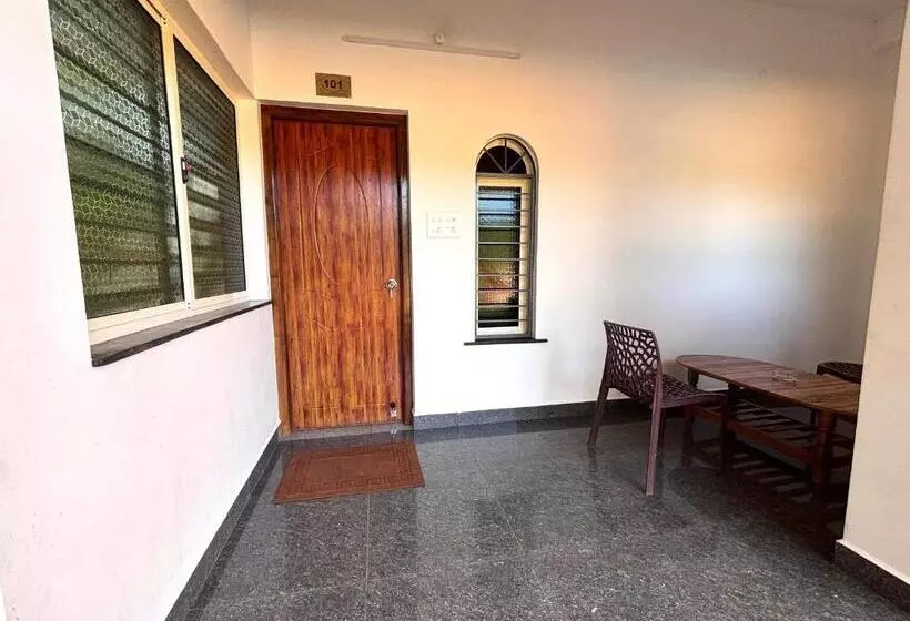 De Capital Hotel With Swimming Pool