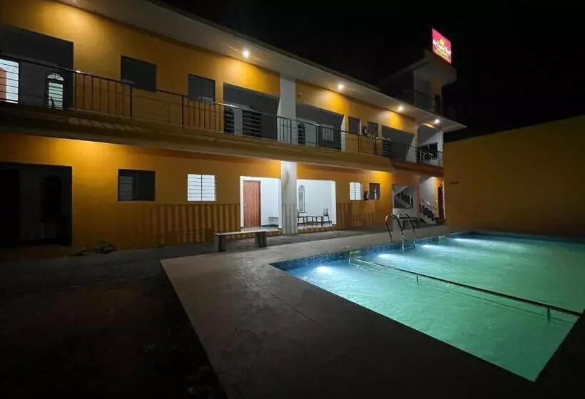De Capital Hotel With Swimming Pool