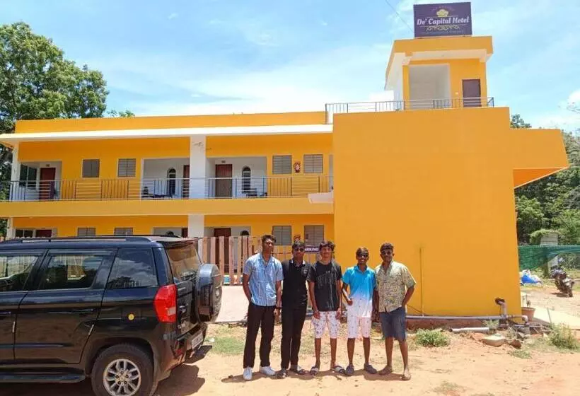 De Capital Hotel With Swimming Pool