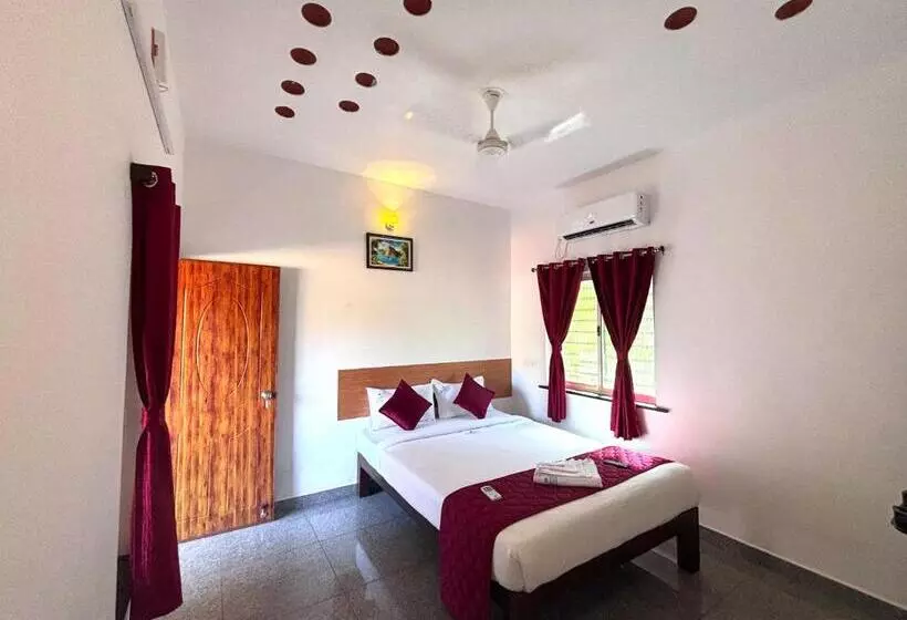 De Capital Hotel With Swimming Pool