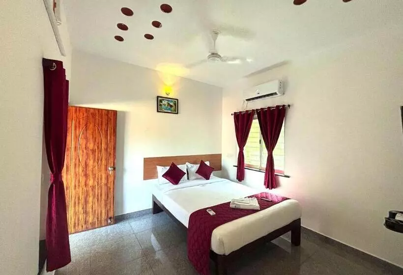 De Capital Hotel With Swimming Pool
