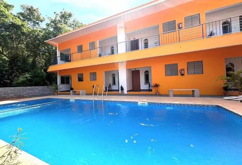 De Capital Hotel With Swimming Pool