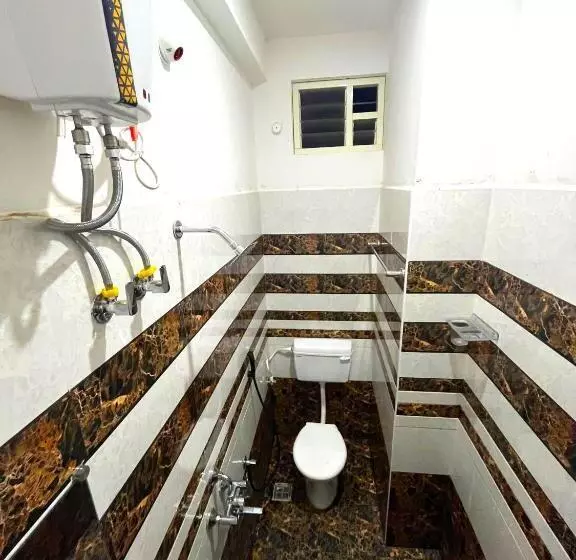 De Capital Hotel With Swimming Pool