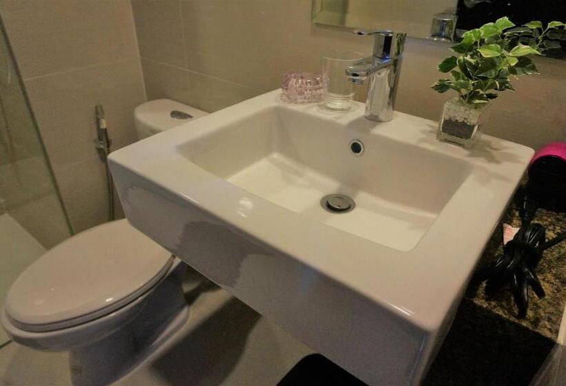 Eighty One Building C53j Condotel