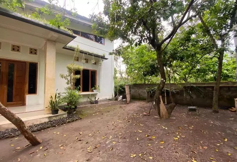 ホテル Spot On 93519 Kebun Manis Homestay