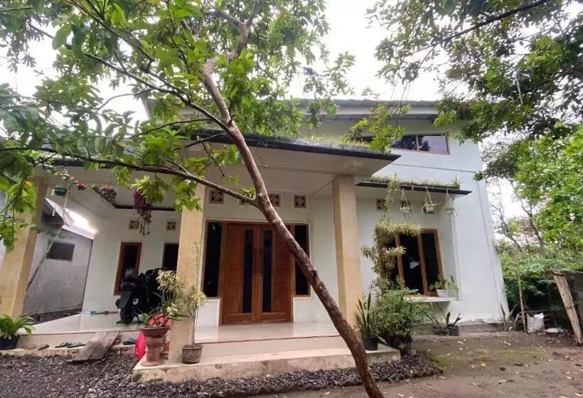 ホテル Spot On 93519 Kebun Manis Homestay