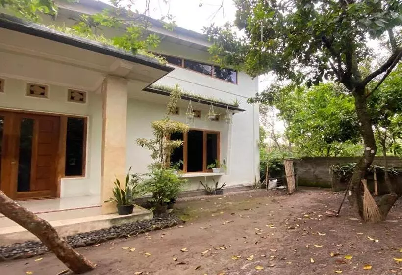 ホテル Spot On 93519 Kebun Manis Homestay