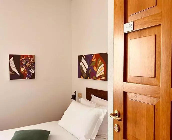 پانسیون Carrales Guest House