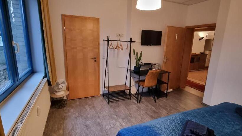 Majatalo Bestvacation   Gästehaus Mit 5 Einzel , Doppelzimmern, 5 Bäder, 7 Betten  Kaffee  Und Teenische, Kos