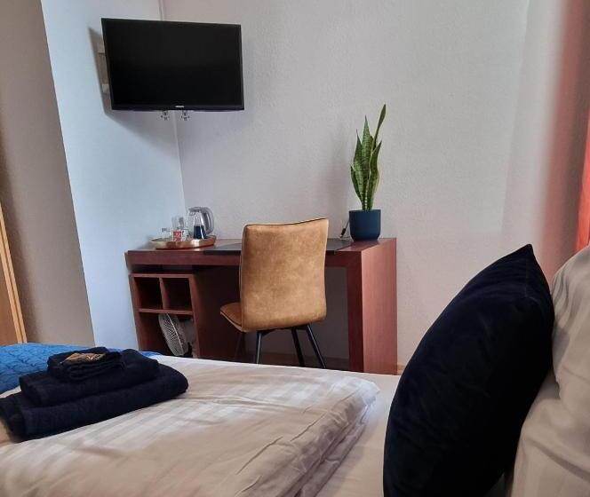 Majatalo Bestvacation   Gästehaus Mit 5 Einzel , Doppelzimmern, 5 Bäder, 7 Betten  Kaffee  Und Teenische, Kos