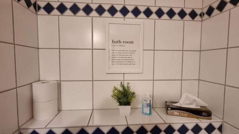 Majatalo Bestvacation   Gästehaus Mit 5 Einzel , Doppelzimmern, 5 Bäder, 7 Betten  Kaffee  Und Teenische, Kos