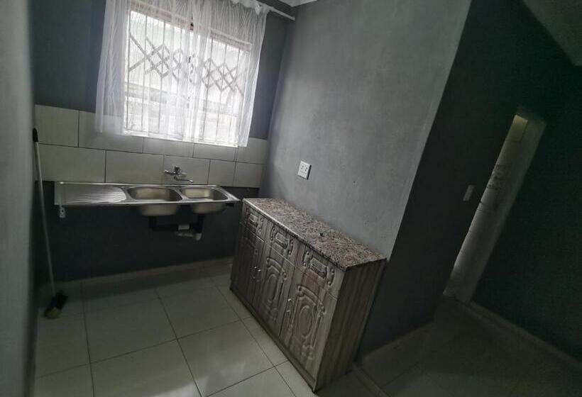 פנסיון Jmd & Fivhilini Guest House