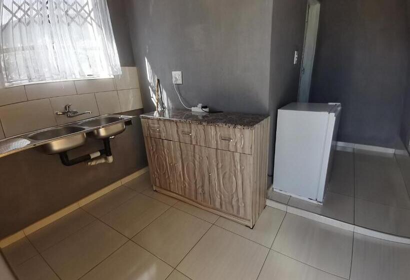 פנסיון Jmd & Fivhilini Guest House