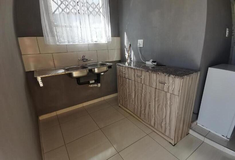 פנסיון Jmd & Fivhilini Guest House