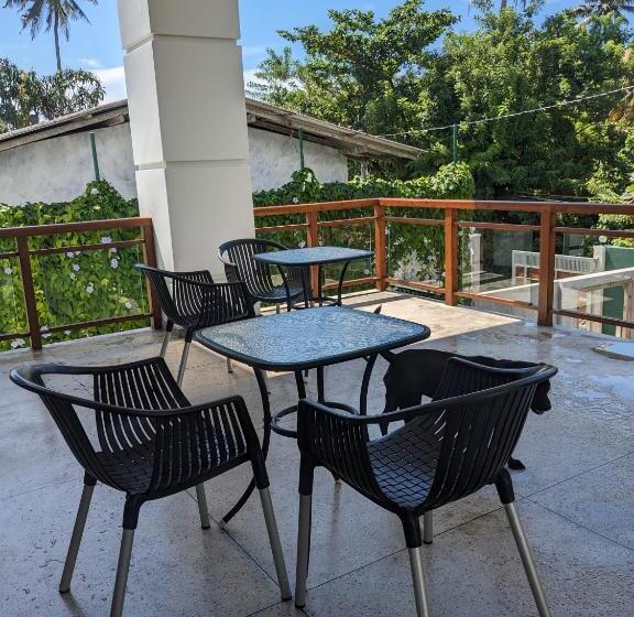 بنسيون Losu Polhena