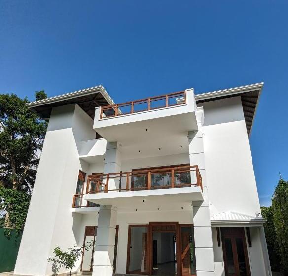 بنسيون Losu Polhena