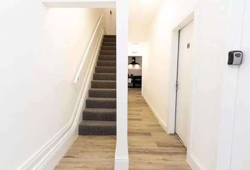 ペンション Suite 5   Stylist Spot In Oldham City Centre