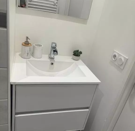 Le Bugatti Studio En Face De La Gare