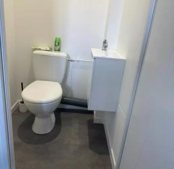 Le Bugatti Studio En Face De La Gare