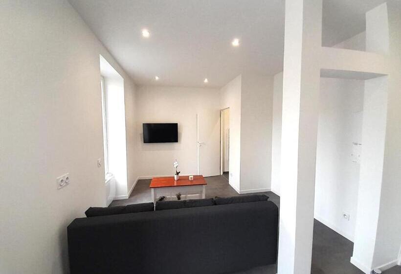 Le Bugatti Studio En Face De La Gare