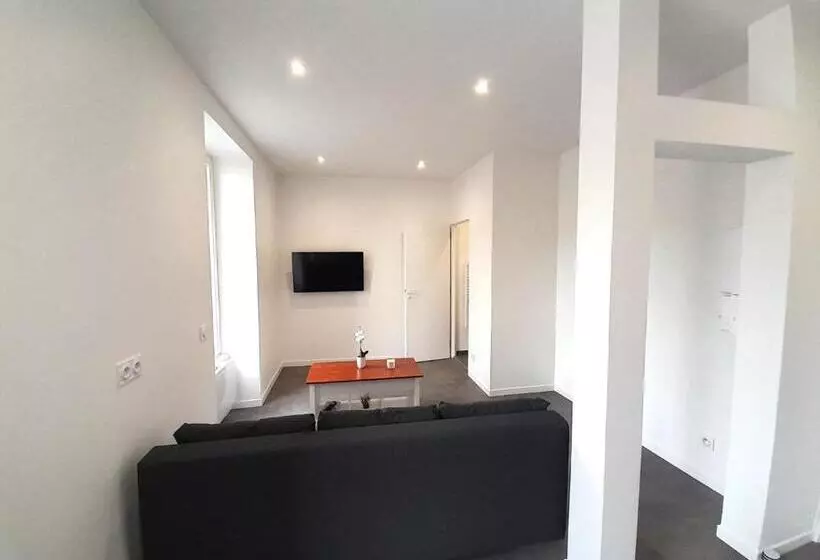 Le Bugatti Studio En Face De La Gare