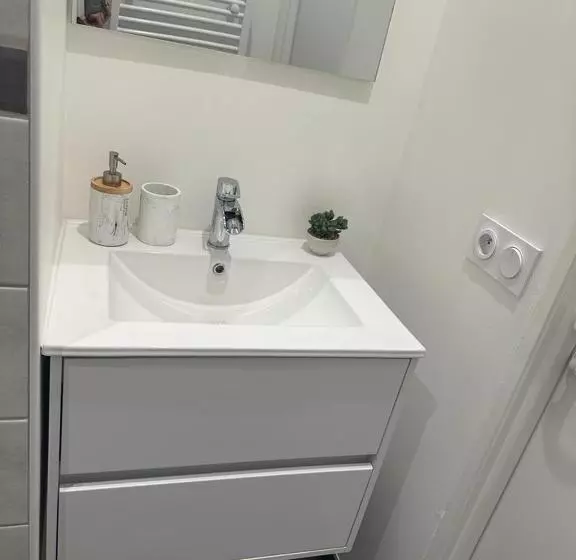 Le Bugatti Studio En Face De La Gare