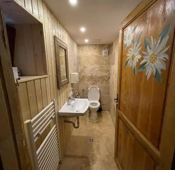 Majatalo Suită Pin   Cătun