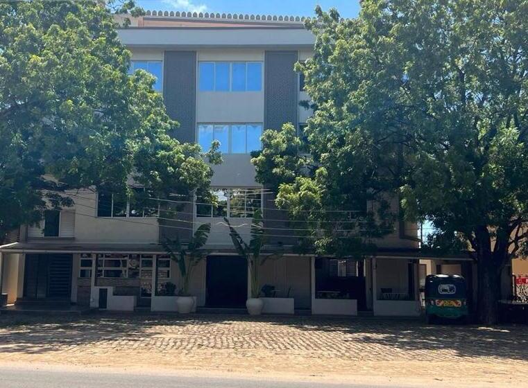 تختخواب و صبحانه Noura Suites