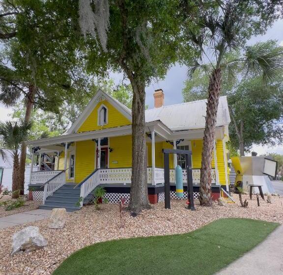 فندق Depot Village